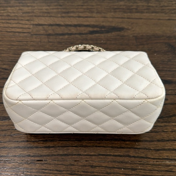 Selling a RARE Chanel Mini Rectangle Crystal Handle in WHITE LAMBSKIN - Picture 8 of 16